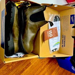 Blundstone boots. 2052 dark green. New in box